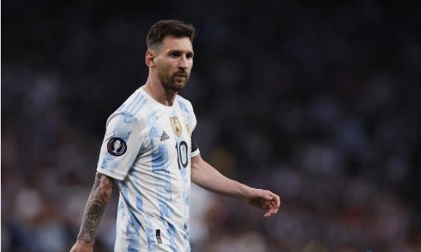 51岁周迅在巴黎时装周，满头白发不修边幅，网友太真实，太随性